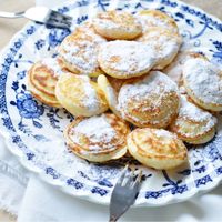 Hollandse poffertjeskraam poffertjes op oud Hollands bord