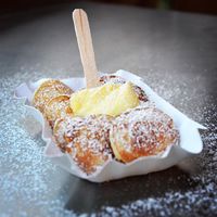 Hollandse poffertjeskraam portie poffertjes met roomboter